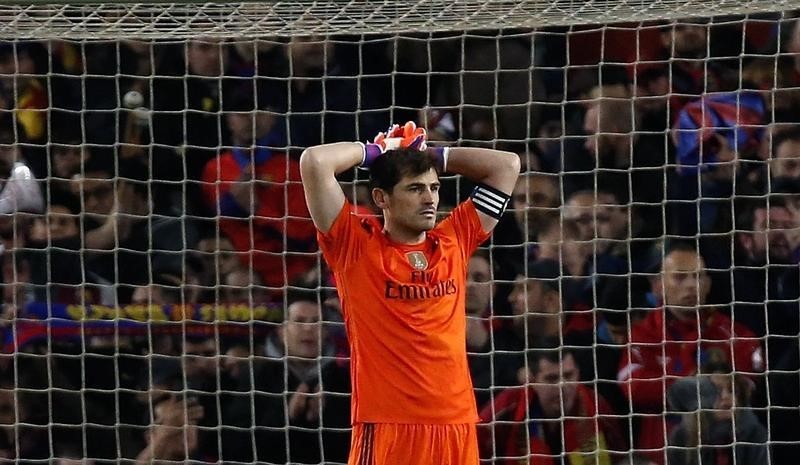 © Reuters. Casillas deja el Real Madrid para asumir un nuevo reto en el Oporto