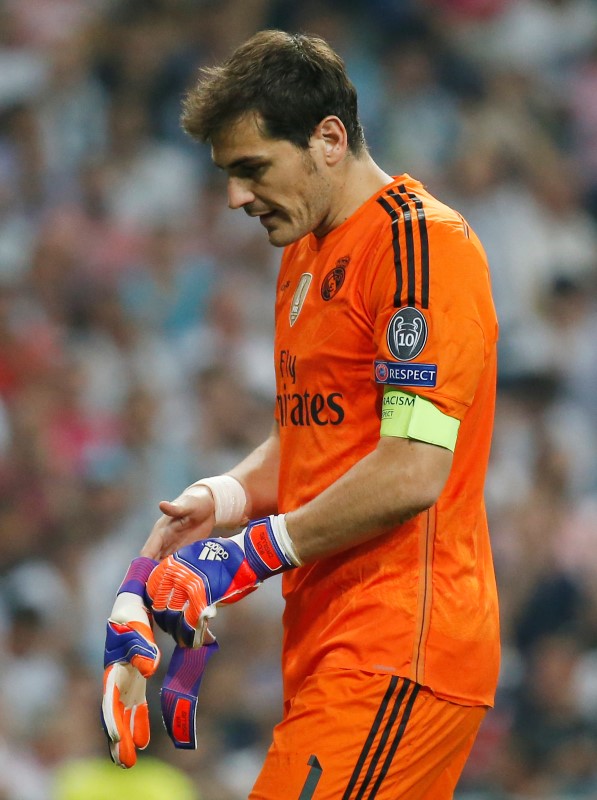 © Reuters. والدا كاسياس يقولان إن رئيس ريال مدريد وراء رحيل ابنهما عن النادي