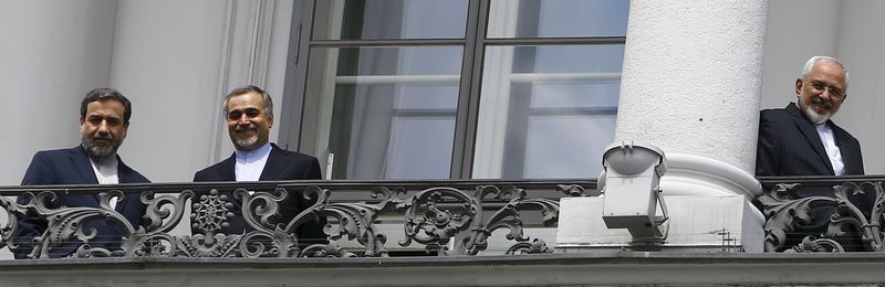 © Reuters. Ministro Relaciones Exteriores iraní saluda en Viena durante conversaciones nucleares