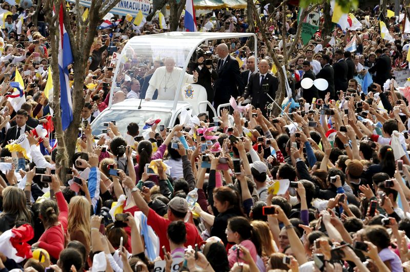 © Reuters. El papa Francisco pide un nuevo orden económico que ayude a los pobres