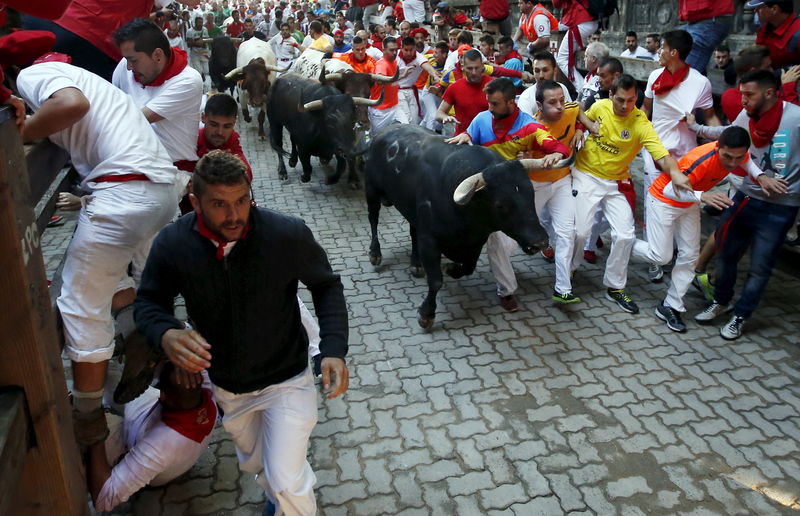 © Reuters. Un sexto encierro masificado en Sanfermines acaba sin heridos por asta