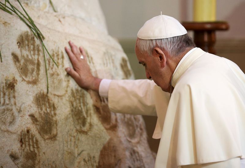 © Reuters. La comunidad gay de Paraguay aplaude el mensaje de diálogo y respeto del Papa