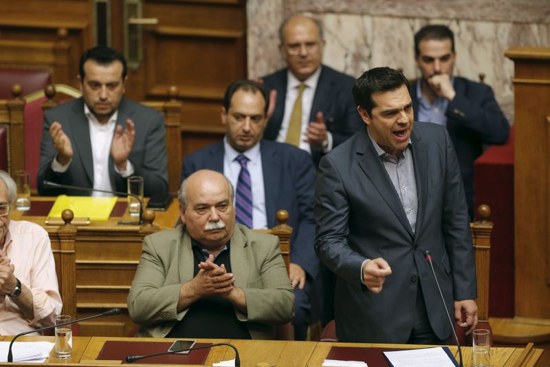 © Reuters. El ministro de Economía griego insta a dimitir a los rebeldes de su partido