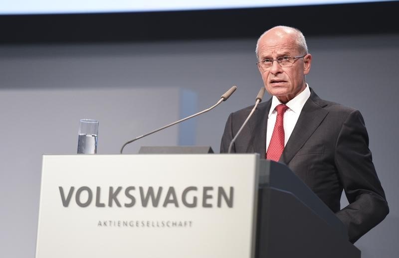 © Reuters. Interim chairman Huber, former boss of the IG Metall labour union, addresses the Volkswagen annual shareholder meeting in Hanover