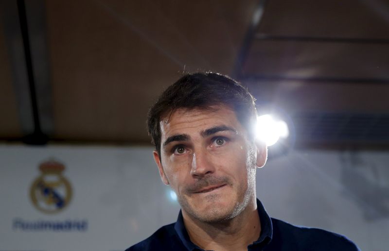 © Reuters. Departing Real Madrid captain and goalkeeper Iker Casillas arrives to read a statement at Santiago Bernabeu stadium in Madrid, Spain