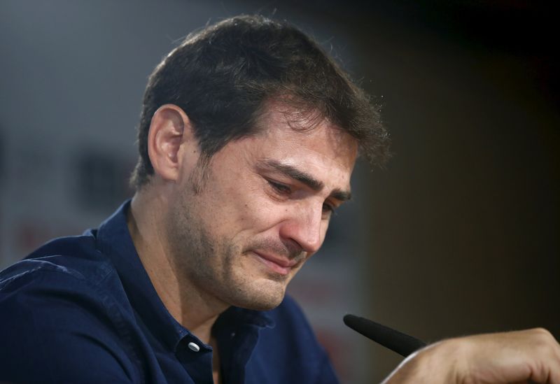 © Reuters. Departing Real Madrid captain and goalkeeper Iker Casillas cries as he tries to read a statement at Santiago Bernabeu stadium in Madrid, Spain