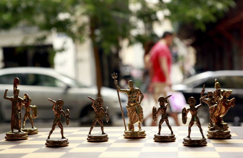 © Reuters. Chess pieces depicting Greek gods and Spartan soldiers on display in a shop in Athens, Greece