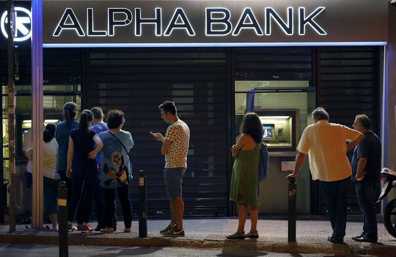 © Reuters. Greeks wait to withdraw the maximum amount for a day of sixty Euros from an ATM in Athens