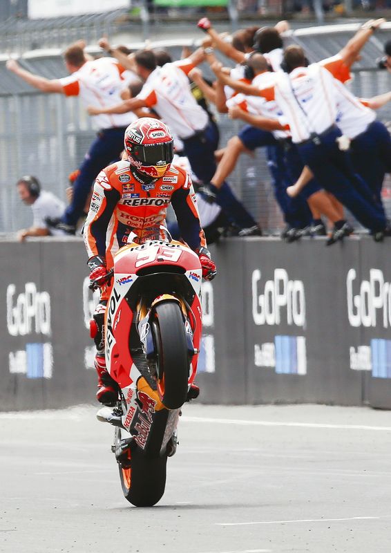© Reuters. Márquez gana en Alemania mientras Rossi amplía su ventaja