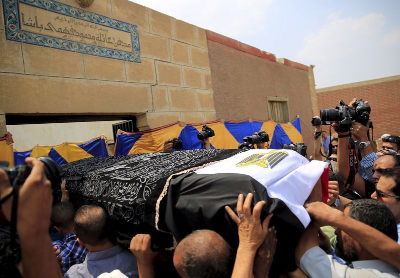 © Reuters. وداع هادئ للممثل العالمي عمر الشريف في بلده مصر