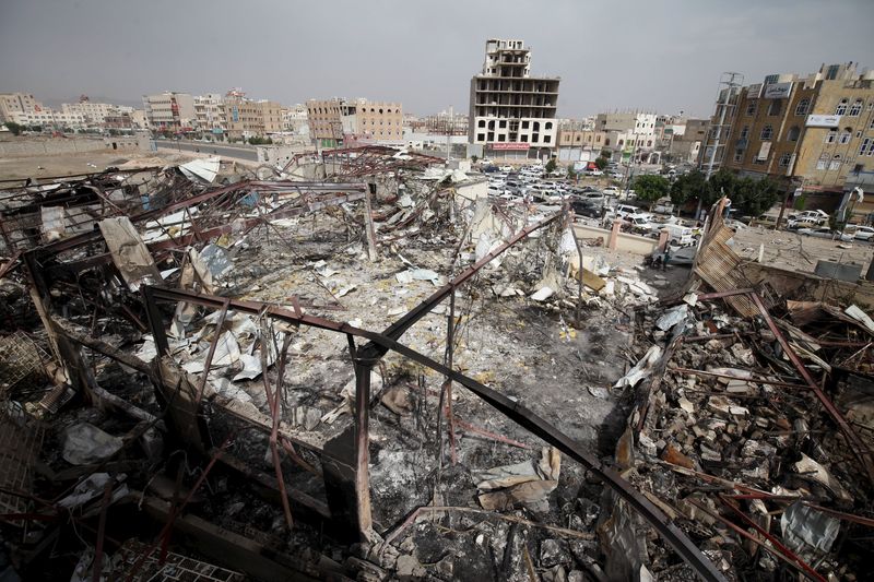 © Reuters. A general view shows a wedding hall destroyed by a Saudi-led air strike in Sanaa