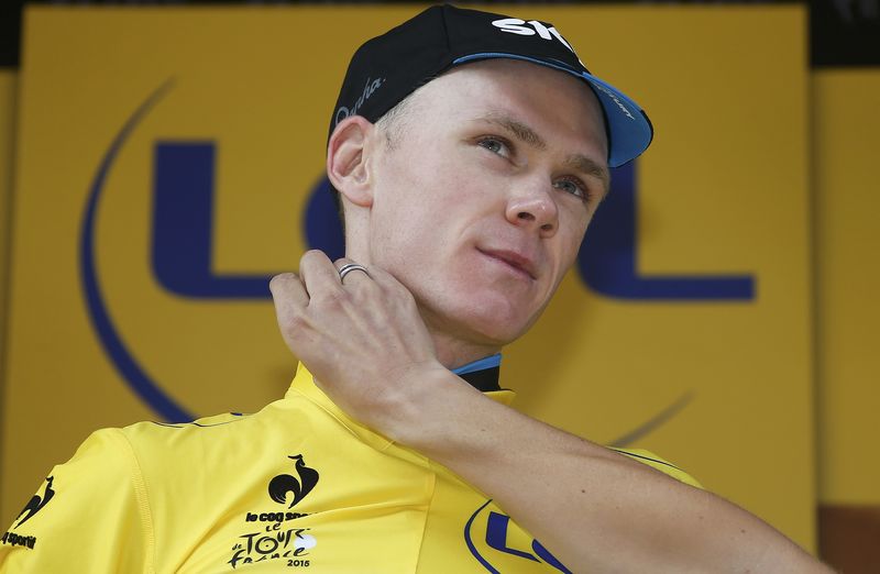 © Reuters. Team Sky rider Froome of Britain wears the race leader's yellow jersey on the podium of the 9th stage of the Tour de France 