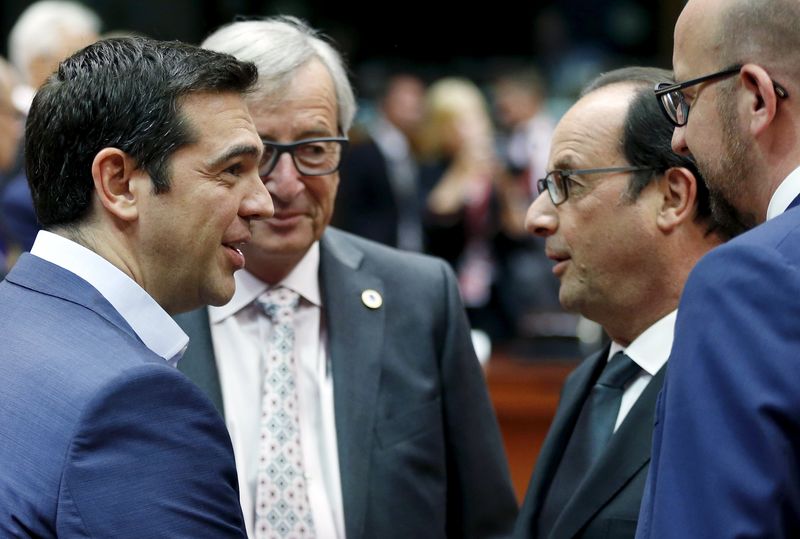 © Reuters. Greece's PM Tsipras, EU Commission President Juncker, France's President Hollande and Belgium's PM Michel attend an euro zone leaders summit in Brussels