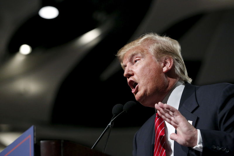 © Reuters. U.S. Republican presidential candidate Donald Trump speaks during a campaign event in Phoenix