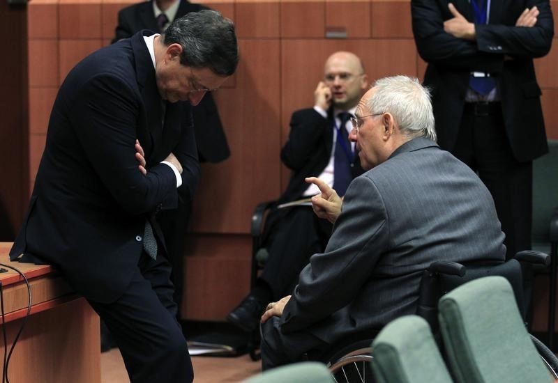 © Reuters. ECB President Draghi and Germany's Finance Minister Schaeuble talk together during a Eurogroup meeting at EU council headquarters in Brussels