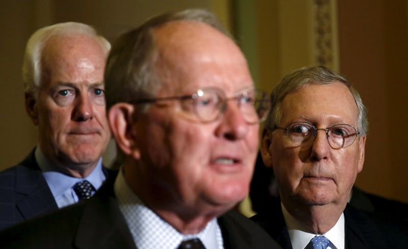 © Reuters. Senior U.S. Senator Cornyn and Senate Majority Leader McConnell listen to U.S. Senator Alexander talk to reporters about education after the Senate Republican weekly policy luncheon at the Capitol in Washington