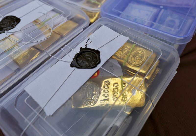 © Reuters. File photo of seized gold bars kept on display by Indian police officials at a police station in Ahmedabad