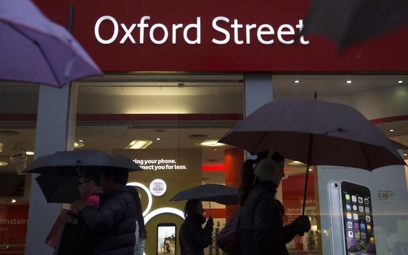 © Reuters. Shoppers walk along Oxford Street in central London