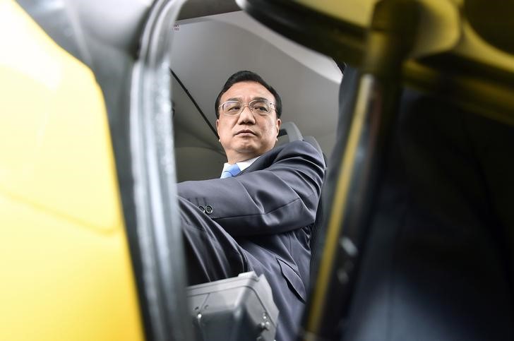 © Reuters. Chinese Prime Minister Li Keqiang sits in a cockpit during a visit to the Airbus A350 assembly plant in Colomiers near Toulouse