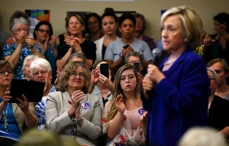 © Reuters. Attendees applaud remarks by U.S. Democratic presidential candidate Hillary Clinton at a campaign event in Iowa City