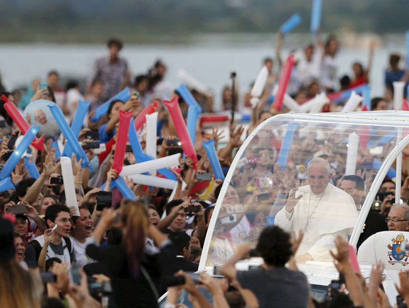 © Reuters. LE PAPE APPELLE LES JEUNES À "METTRE LE BAZAR" 