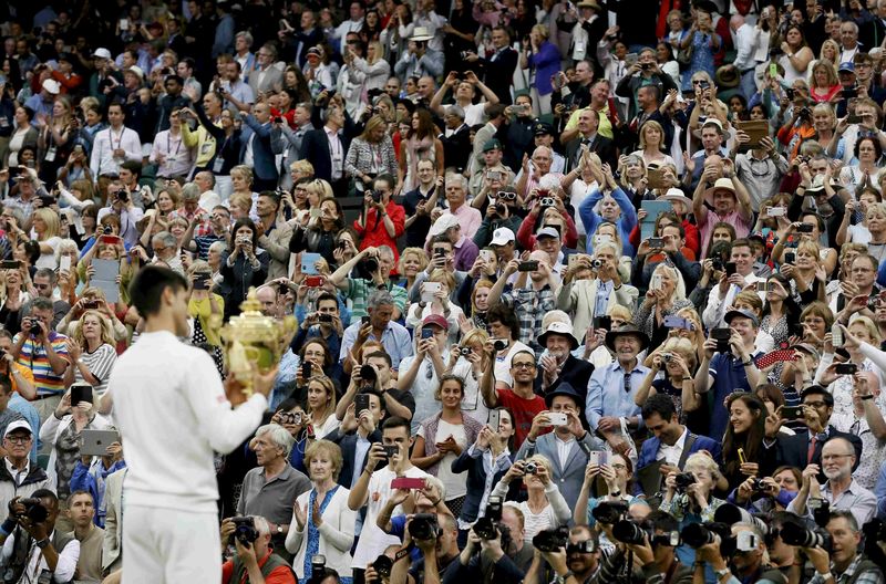 © Reuters. Djokovic conquista su tercer Wimbledon ante Federer