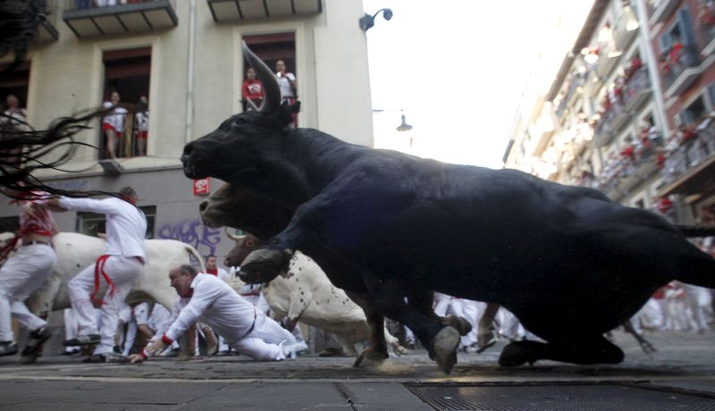 © Reuters. El séptimo encierro de San Fermín acaba con dos corneados