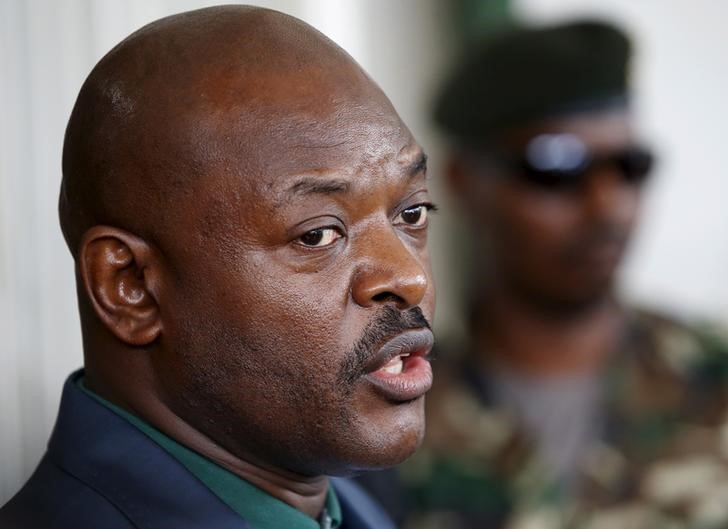 © Reuters. Nkurunziza speaks during a news conference in Bujumbura