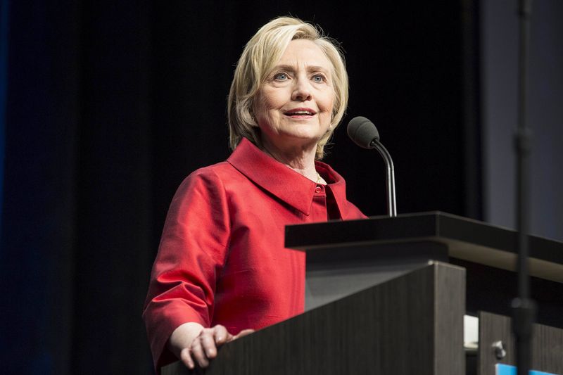 © Reuters. U.S. Democratic presidential candidate Hillary Clinton speaks at the Virginia Democratic Party's annual Jefferson-Jackson party fundraising dinner