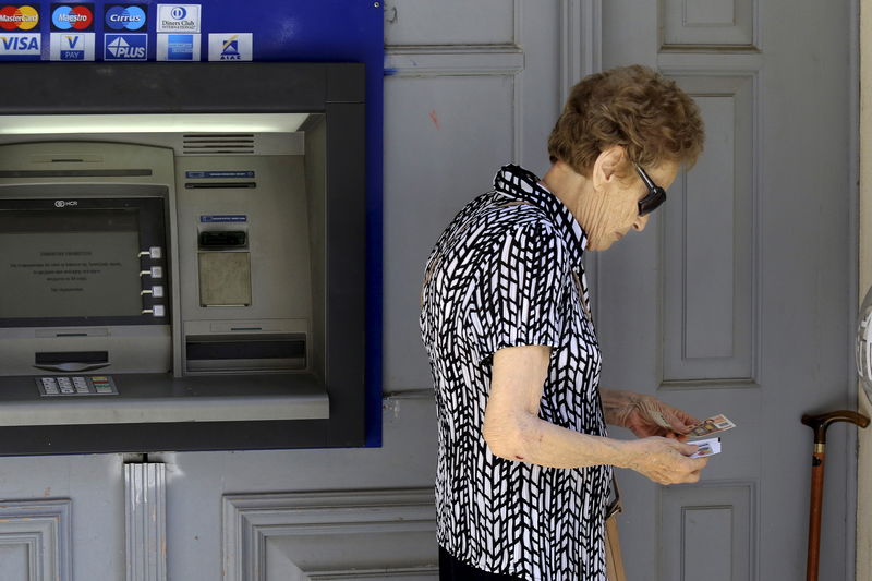 © Reuters. Mulher após sacar dinheiro em Iraklio, na Grécia