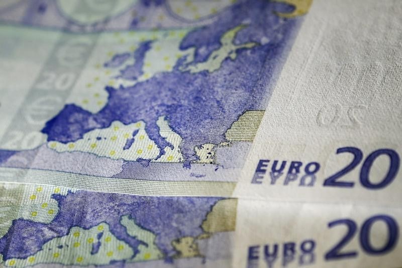 © Reuters. The map of Europe is depicted on a twenty euro banknote in this photo illustration taken in Athens 