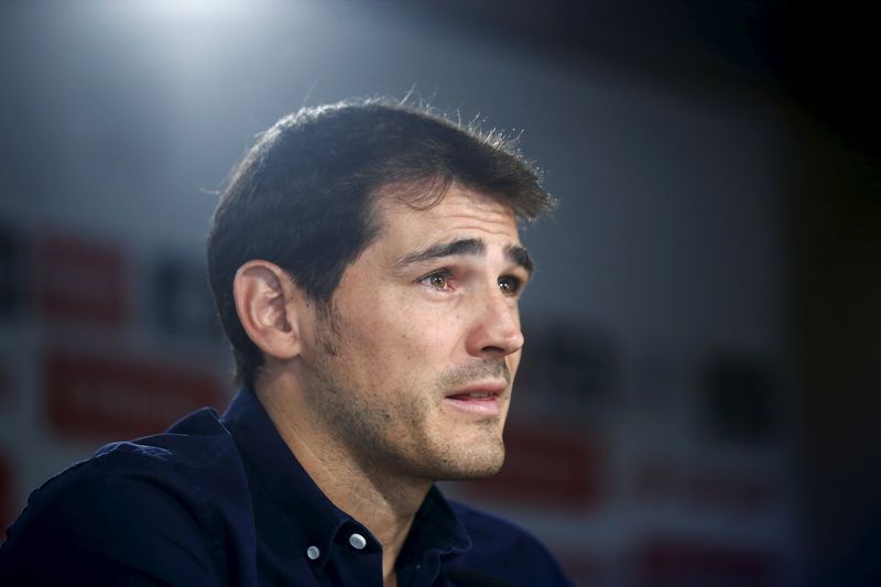 © Reuters. Iker Casillas durante entrevista coletiva no estádio Santiago Bernabéu, em Madri