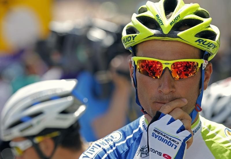 © Reuters. El italiano Ivan Basso abandona el Tour por un cáncer de testículos