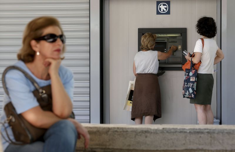 © Reuters. Grecia extenderá el cierre de los bancos dos días más 