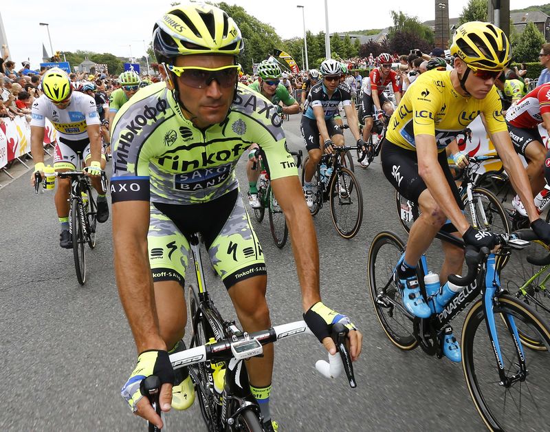 © Reuters. Tinkoff-Saxo Basso rides next to Team Sky rider Froome of Britain, race leader's yellow jersey at the start of the  4th stage of the Tour de France cycling race