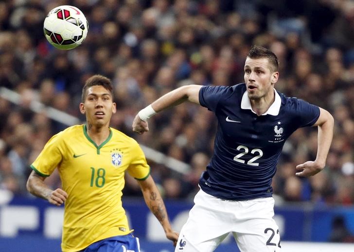 © Reuters. France's Morgan Schneiderlin fights for the ball with Brazil's Firmino during their international friendly soccer match at the Stade de France, in Saint-Denis, near Paris