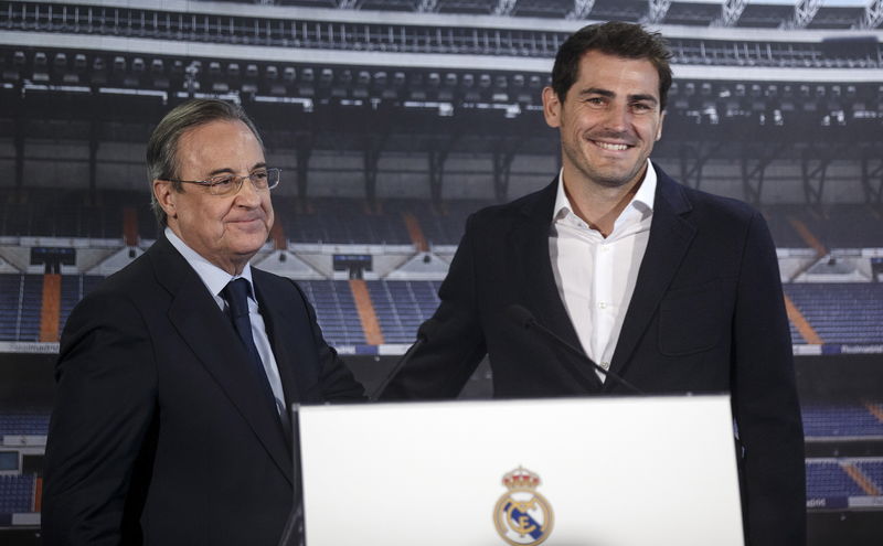 © Reuters. Cientos de hinchas piden la dimisión de Florentino en la despedida de Casillas