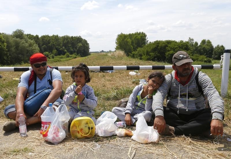 © Reuters. المجر تبدأ بناء سياج عند حدودها مع صربيا لوقف تدفق اللاجئين