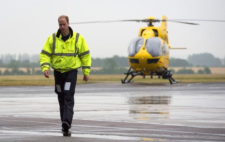 © Reuters. Príncipe William, da Grã-Bretanha, deixa seu helicóptero durante seu primeiro dia no trabalho de piloto de helicóptero ambulância em Cambridge