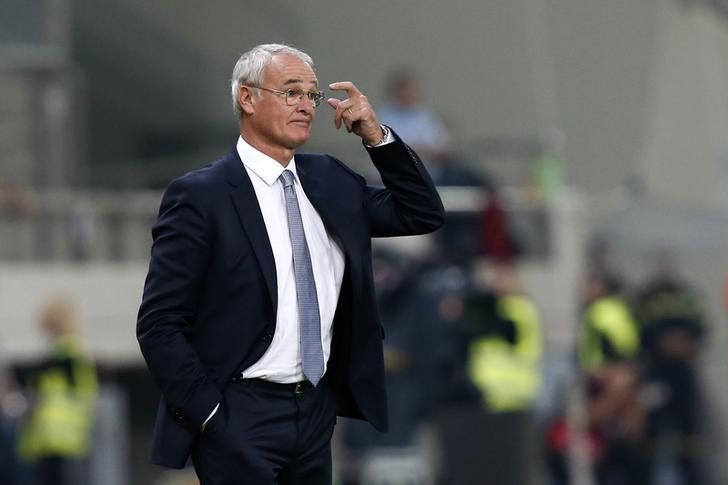 © Reuters. Greece's coach Ranieri gestures during the Euro 2016 Group F qualifying soccer match against Northern Ireland at Karaiskaki stadium in Piraeus, near Athens