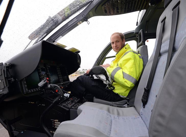 © Reuters. El príncipe Guillermo estrena trabajo como piloto de ambulancia aérea