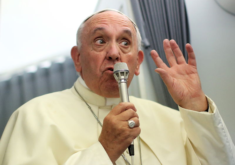 © Reuters. Papa Francisco conversa com jornalistas a bordo do avião papal durante sua viagem de volta de Assunção, no Paraguai, para Roma