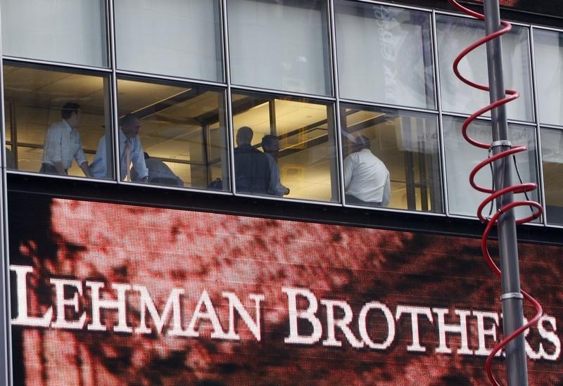 © Reuters. People look out of the window at the Lehman Brothers Holdings Inc building in New York