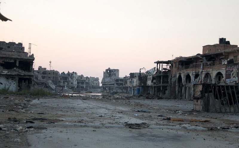 © Reuters. Damaged homes are seen after clashes between members of the Libyan pro-government forces, backed by the locals, and Shura Council of Libyan Revolutionaries in Benghazi