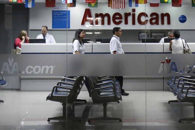 © Reuters. Customers are attended to at the American Airlines office in Caracas