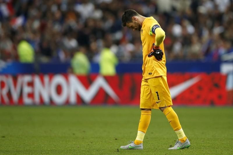 © Reuters. France's Hugo Lloris reacts during their international friendly soccer match against Belgium at the Stade de France stadium in Saint-Denis, near Paris