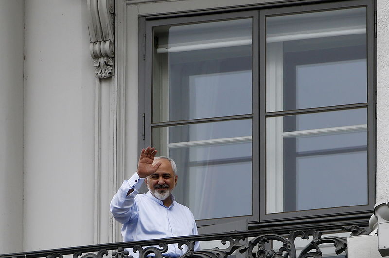 © Reuters. Chanceler iraniano, Javad Zarif, acena da varanda do Palais Coburg