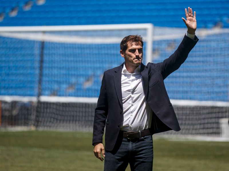 © Reuters. Capitão e goleiro do Real Madrid, Iker Casillas, acena a torcedores