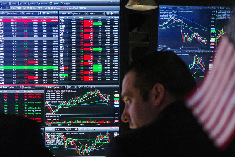 © Reuters. A trader waits for news while working on the floor of the New York Stock Exchange following a halt in trading in New York