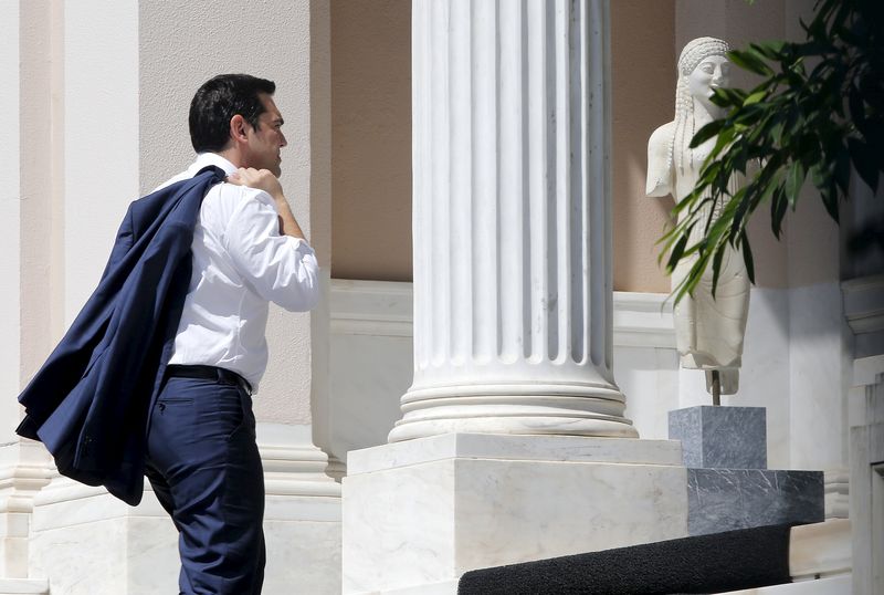 © Reuters. Primeiro-ministro grego, Alexis Tsipras, chega ao seu gabinete em Atenas